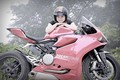 Nữ phượt thủ “siêu cá tính” cùng Ducati 899 Panigale